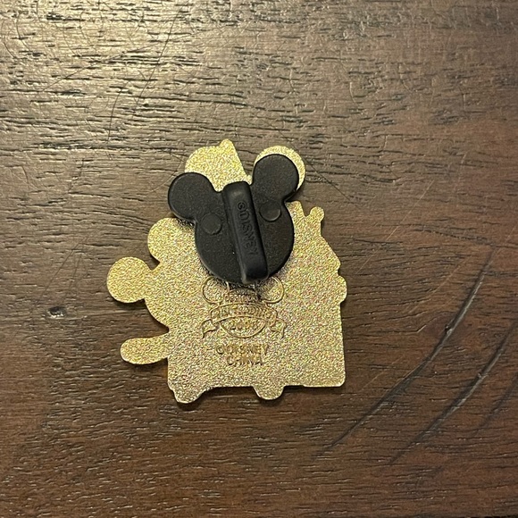 WDW Disney Mickey Mouse With Castle Cute Flexible Characters Pin 2008 1/7 - Picture 2 of 3